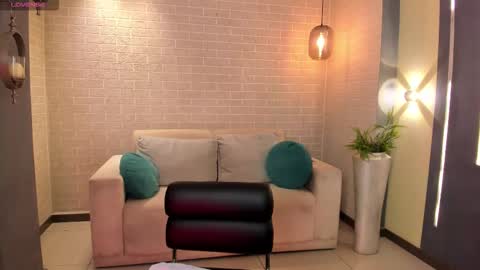 Maddi Collins online show from 10-31-25, 07:48