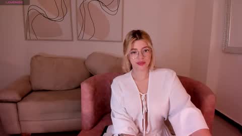 Snapshot of madisonkane chatting on 10-27-25, 11:14 Madison Kane online show from 10-27-25, 11:14