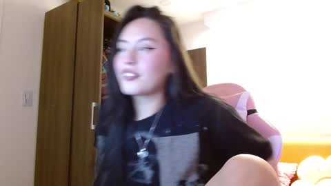 Snapshot of madissonn__ chatting on 11-21-25, 05:06 MADY online show from 11-21-25, 05:06