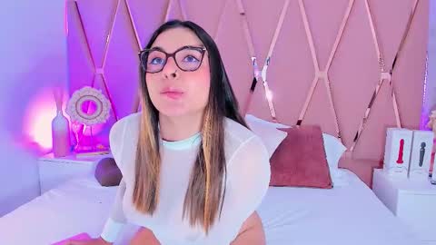 Snapshot of mady_james chatting on 11-12-25, 12:38 Mady James online show from 11-12-25, 12:38