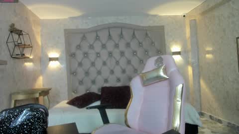 Snapshot of maee_angels chatting on 12-18-24, 09:18 MAEE ANGELS online show from 12-18-24, 09:18