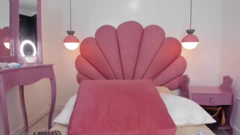 Snapshot of maee_angels chatting on 12-28-24, 04:51 MAEE ANGELS online show from 12-28-24, 04:51