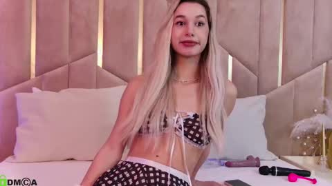 Snapshot of maevedream chatting on 01-11-26, 08:14 M. online show from 01-11-26, 08:14