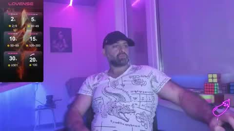 Snapshot of magabear chatting on 10-12-25, 01:15 Magabear online show from 10-12-25, 01:15