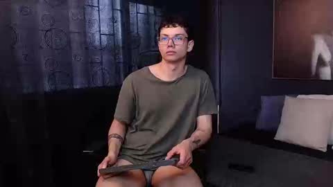 Snapshot of magic_boy01 chatting on 10-17-25, 08:33 Damian Rivers online show from 10-17-25, 08:33