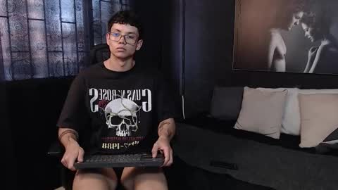 Snapshot of magic_boy01 chatting on 11-10-25, 09:03 Damian Rivers online show from 11-10-25, 09:03