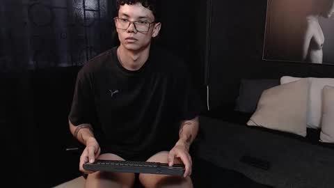 Snapshot of magic_boy01 chatting on 11-12-25, 08:30 Damian Rivers online show from 11-12-25, 08:30