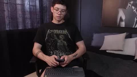 Snapshot of magic_boy01 chatting on 11-25-25, 09:26 Damian Rivers online show from 11-25-25, 09:26