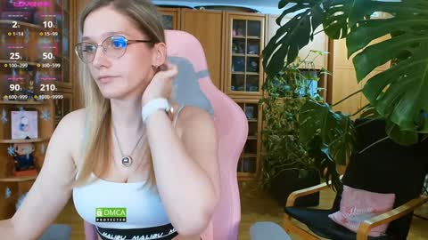 Snapshot of magicstylex chatting on 01-15-25, 04:25 Nicole online show from 01-15-25, 04:25