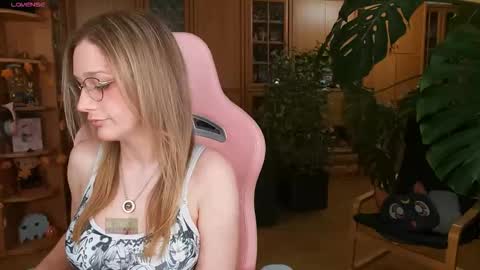 Snapshot of magicstylex chatting on 10-09-25, 10:30 Nicole online show from 10-09-25, 10:30