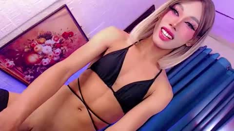 Snapshot of magnifecentcock69_mocah chatting on 12-14-25, 01:27 Mocah online show from 12-14-25, 01:27