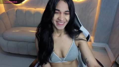 Snapshot of maia_tx chatting on 10-26-25, 12:55 Online 800 to 1400 online show from 10-26-25, 12:55