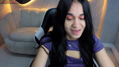 Snapshot of maia_tx chatting on 10-27-25, 01:04 Online 800 to 1400 online show from 10-27-25, 01:04