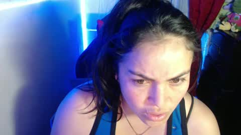 Snapshot of maitte_22 chatting on 01-11-25, 01:37 Hello friends Im on another account online show from 01-11-25, 01:37