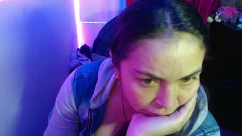 Snapshot of maitte_22 chatting on 02-13-25, 01:40 Hello friends Im on another account online show from 02-13-25, 01:40