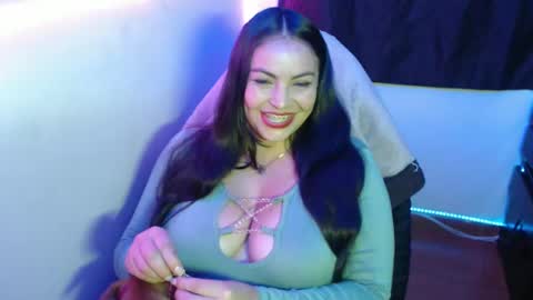 Snapshot of maitte_22 chatting on 02-22-25, 01:55 Hello friends Im on another account online show from 02-22-25, 01:55