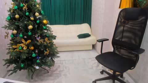Snapshot of make_love_1 chatting on 12-24-24, 03:27 Chloe online show from 12-24-24, 03:27