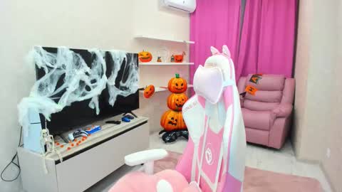 Chloe online show from 10-24-25, 03:25