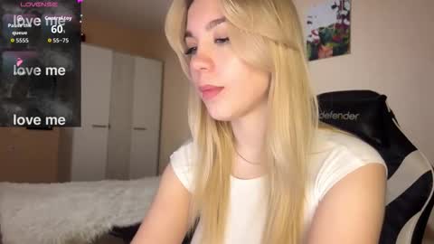 Snapshot of maksisisia chatting on 10-24-25, 10:06 maksisisia online show from 10-24-25, 10:06