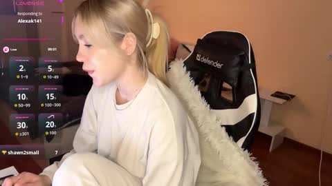 Snapshot of maksisisia chatting on 10-27-25, 02:43 maksisisia online show from 10-27-25, 02:43