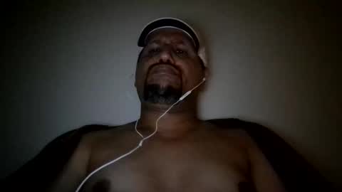Snapshot of man_new chatting on 10-12-25, 11:04 Man new online show from 10-12-25, 11:04