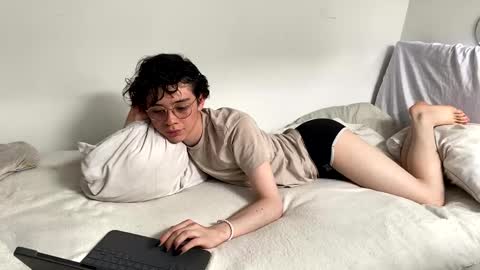 Snapshot of maplefroggy chatting on 01-09-25, 09:16 Maple online show from 01-09-25, 09:16