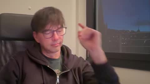 Snapshot of maracatu76 chatting on 12-18-25, 04:13 Maracatu online show from 12-18-25, 04:13