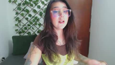 Snapshot of marce_bunny chatting on 09-15-25, 12:32 Marcela online show from 09-15-25, 12:32