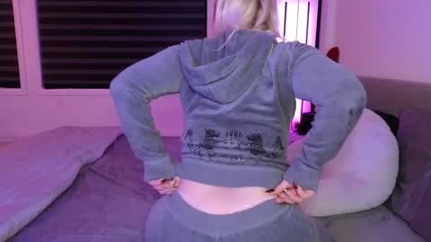 Snapshot of margot_robbie7 chatting on 10-16-25, 11:28 margot_robbie7 online show from 10-16-25, 11:28