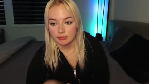 Snapshot of margot_robbie7 chatting on 10-23-25, 10:19 margot_robbie7 online show from 10-23-25, 10:19