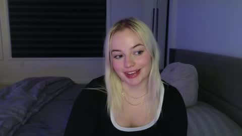 Snapshot of margot_robbie7 chatting on 11-19-25, 12:32 margot_robbie7 online show from 11-19-25, 12:32