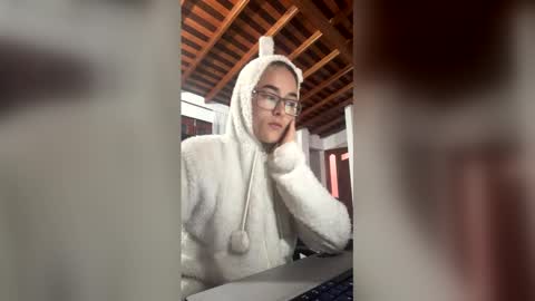mariam_arango online show from 04-17-26, 04:48
