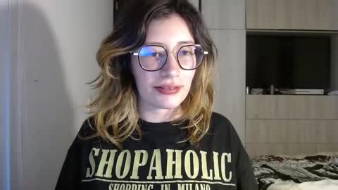 Snapshot of mariana124_ chatting on 12-17-24, 06:09 Mariana online show from 12-17-24, 06:09