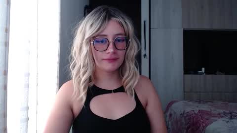 Snapshot of mariana124_ chatting on 09-30-25, 06:35 Mariana online show from 09-30-25, 06:35