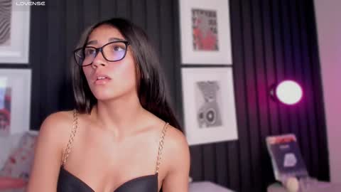 Snapshot of mariana_kalo chatting on 11-27-25, 11:07 Mariana online show from 11-27-25, 11:07