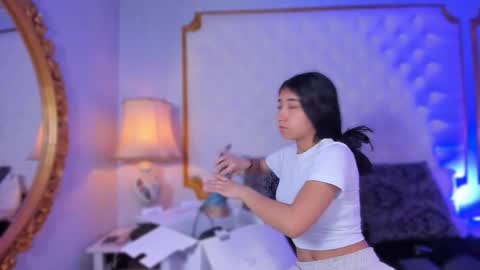 Snapshot of mariana_kalo chatting on 12-21-25, 10:55 Mariana online show from 12-21-25, 10:55