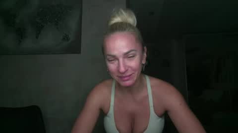 Snapshot of marianna1977 chatting on 10-23-25, 07:01 marianna1977 online show from 10-23-25, 07:01