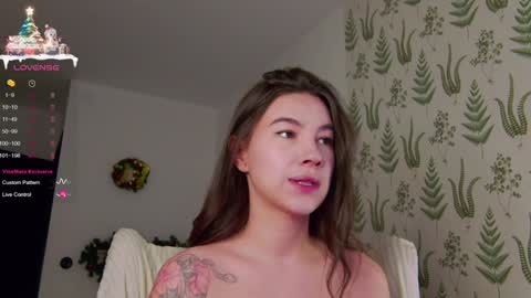 Snapshot of marie_diaze chatting on 12-28-24, 05:12 Marie LEAVE YOUR WITH ME online show from 12-28-24, 05:12