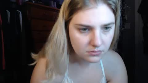 Snapshot of marigoldrue chatting on 09-15-25, 12:43 marigoldrue online show from 09-15-25, 12:43