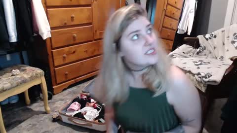 Snapshot of marigoldrue chatting on 09-25-25, 02:48 marigoldrue online show from 09-25-25, 02:48