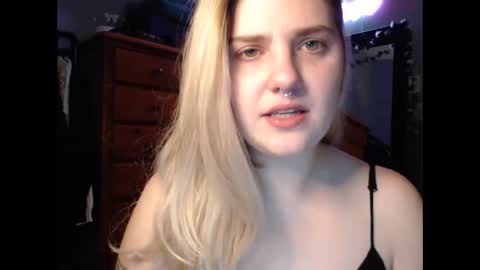 Snapshot of marigoldrue chatting on 09-27-25, 03:55 marigoldrue online show from 09-27-25, 03:55