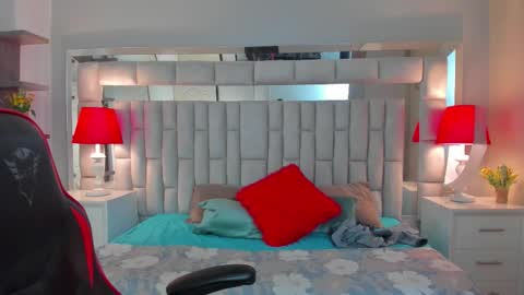 Snapshot of mariiahneedles chatting on 10-17-25, 01:20 mariiahneedles online show from 10-17-25, 01:20