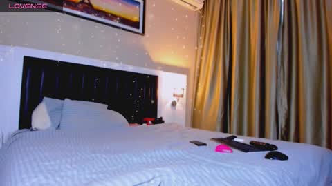 Snapshot of marrenar chatting on 12-15-25, 06:06 Mari online show from 12-15-25, 06:06