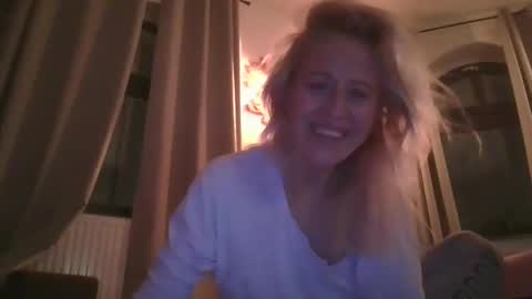 Snapshot of marrygorund chatting on 01-17-25, 12:10 MaryGoRound online show from 01-17-25, 12:10