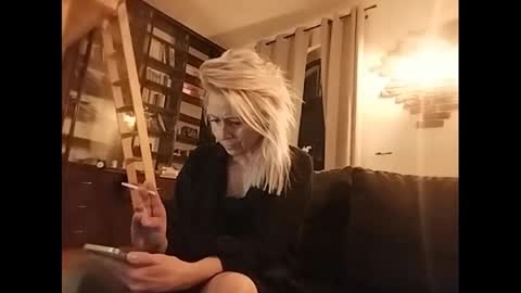 Snapshot of marrygorund chatting on 02-08-25, 11:24 MaryGoRound online show from 02-08-25, 11:24