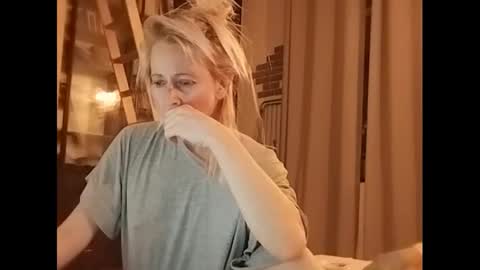 Snapshot of marrygorund chatting on 02-10-25, 01:35 MaryGoRound online show from 02-10-25, 01:35