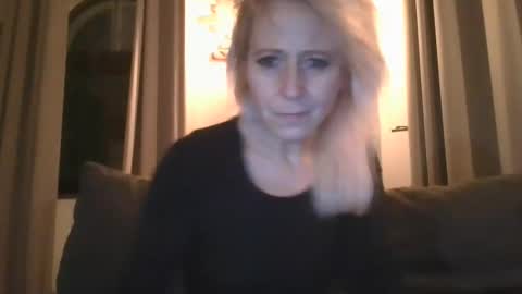 Snapshot of marrygorund chatting on 02-28-25, 11:12 MaryGoRound online show from 02-28-25, 11:12