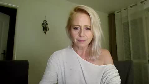 Snapshot of marrygorund chatting on 10-27-25, 07:07 MaryGoRound online show from 10-27-25, 07:07