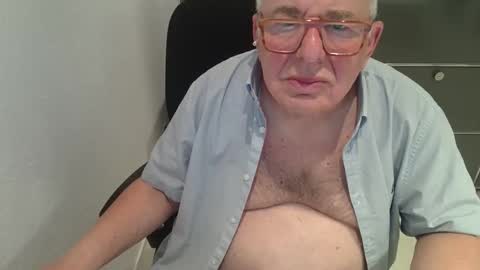 Snapshot of martin_1947 chatting on 10-25-25, 08:03 martin_1947 online show from 10-25-25, 08:03