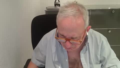 Snapshot of martin_1947 chatting on 10-26-25, 08:26 martin_1947 online show from 10-26-25, 08:26